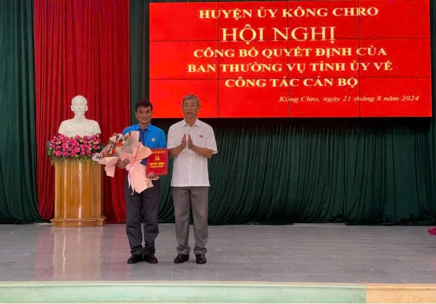 Bí thư Huyện ủy Kông Chro Phan Văn Trung trao quyết định và chúc mừng đồng chí Phan Thanh Vân-Chủ tịch Liên đoàn Lao động huyện được chỉ định tham gia vào Ban Chấp hành Đảng bộ huyện nhiệm kỳ 2020-2025. Ảnh: Thúy Ngọ