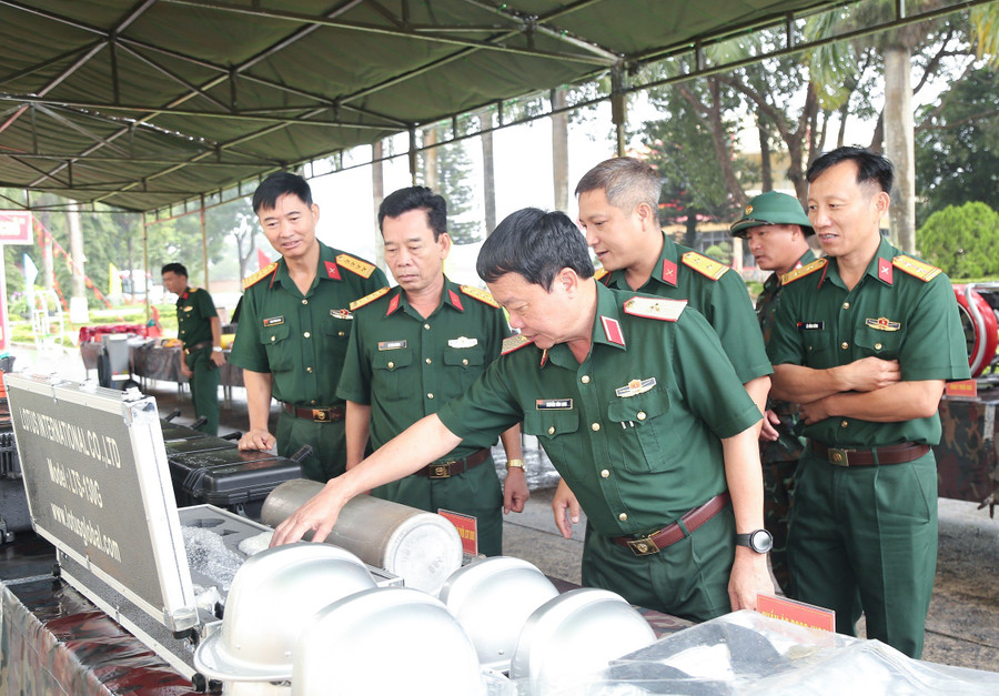 Lãnh đạo Quân đoàn 3 và các đại biểu dự hội nghị tham quan khu trưng bày phương tiện, trang bị cứu hộ, cứu nạn. Ảnh: Sơn Tùng
