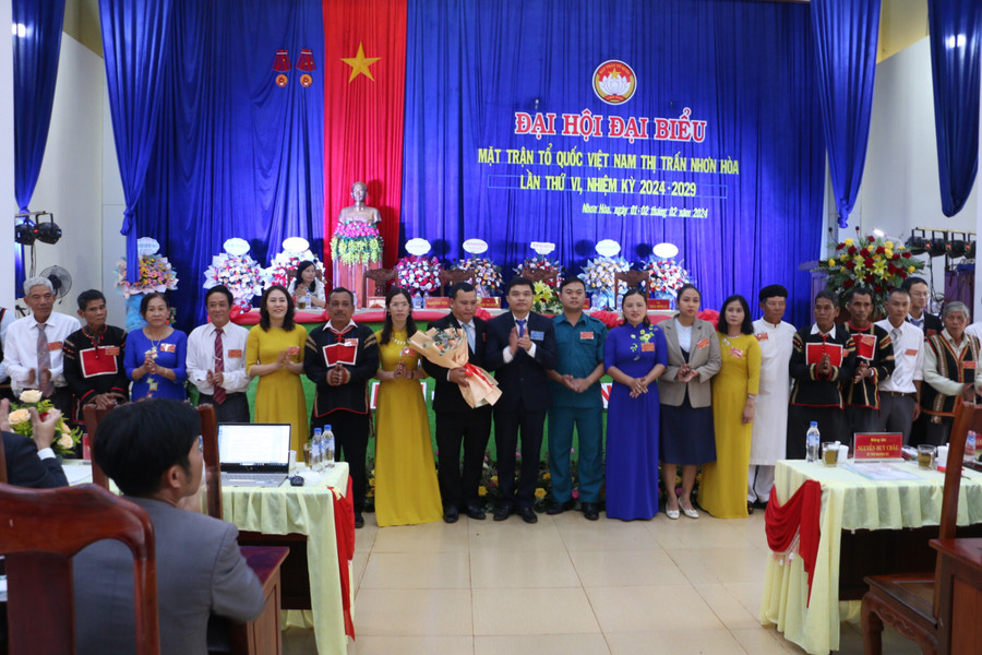 Ủy ban MTTQ Việt Nam thị trấn Nhơn Hòa khóa VI (nhiệm kỳ 2024-2029) ra mắt Đại hội. Ảnh: Quang Tấn