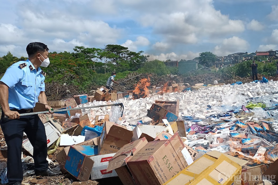 Lực lượng chức năng tỉnh Gia Lai tiêu hủy thuốc lá điếu nhập lậu. Ảnh: T.L