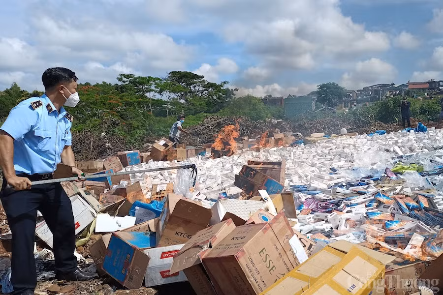 Lực lượng chức năng tỉnh Gia Lai tiêu hủy thuốc lá điếu nhập lậu. Ảnh: T.L