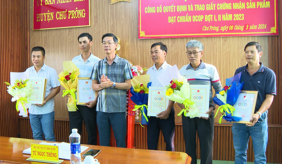 Phó chủ tịch UBND huyện Chư Prông Từ Ngọc Thông (thứ 3 từ trái sang) trao chứng nhận sản phẩm đạt OCOP 3 sao cho các chủ thể. Ảnh: Khánh Linh
