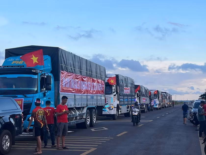 9 chuyến xe nghĩa tình của Nhà xe Phi Hổ đã lên đường chở gần 200 tấn hàng hóa hỗ trợ người dân miền Bắc. Ảnh: Lê Sơn