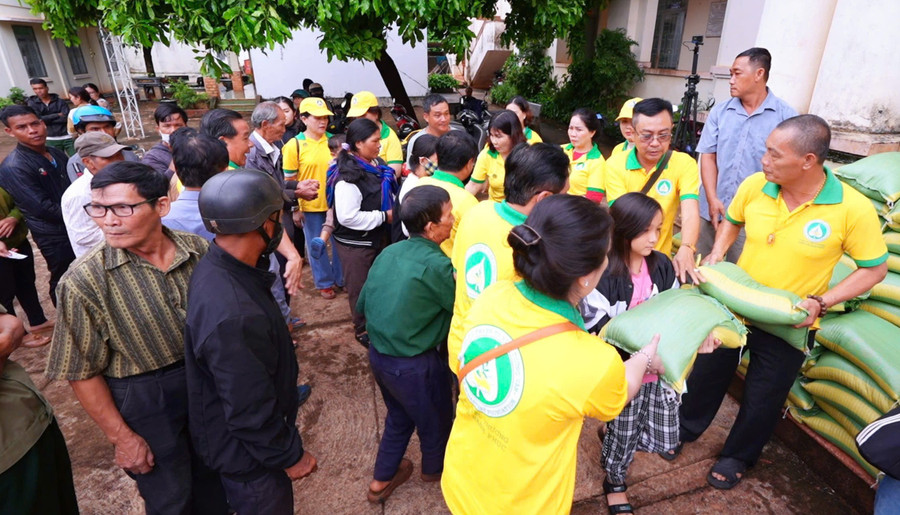 Đoàn công tác tặng quà cho các hộ có nạn nhân chất độc da cam/dioxin tại xã Ia Hrú. Ảnh: Hồng Ngọc Đoàn công tác tặng quà cho các hộ có nạn nhân chất độc da cam/dioxin tại xã Ia Hrú. Ảnh: Hồng Ngọc
