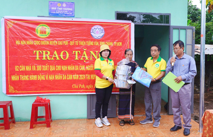 Tại buổi bàn giao nhà, đoàn công tác còn tặng thêm các vật dụng sinh hoạt cho gia đình bà Ksor H’Bíp, Plei Kly, thị trấn Nhơn Hòa. Ảnh: Hồng Ngọc Tại buổi bàn giao nhà, đoàn công tác còn tặng thêm các vật dụng sinh hoạt cho gia đình bà Ksor H’Bíp, Plei Kly, thị trấn Nhơn Hòa. Ảnh: Hồng Ngọc