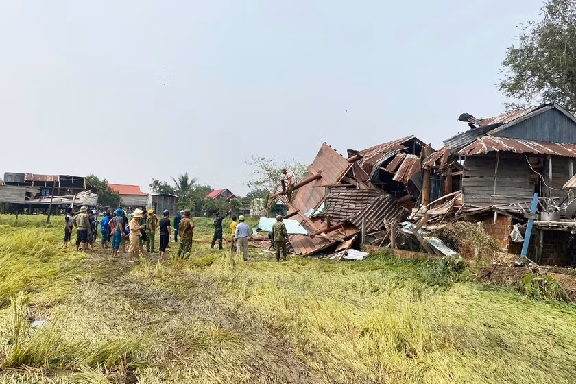 Lực lượng chức năng huyện Phú Thiện hỗ trợ dựng lại nhà bị gió lốc cuốn sập cho người dân xã Ia Yeng. Ảnh: Thiên Di