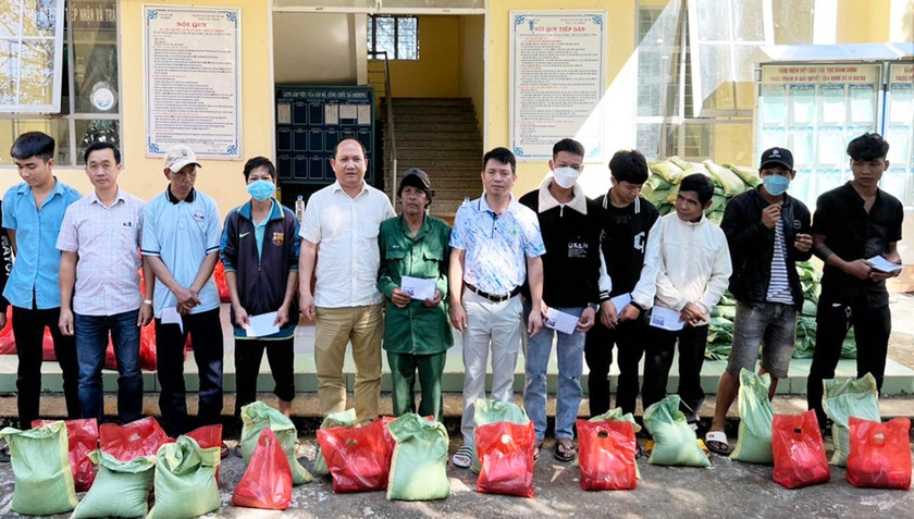 Phó Bí thư Tỉnh ủy Rah Lan Chung (thứ 5 từ trái qua) trao tặng quà Tết Nguyên đán Quý Mão 2023 cho các gia đình khó khăn tại làng Dip, Duch (xã Ia Kreng, huyện Chư Păh). Ảnh: Đăng Vũ