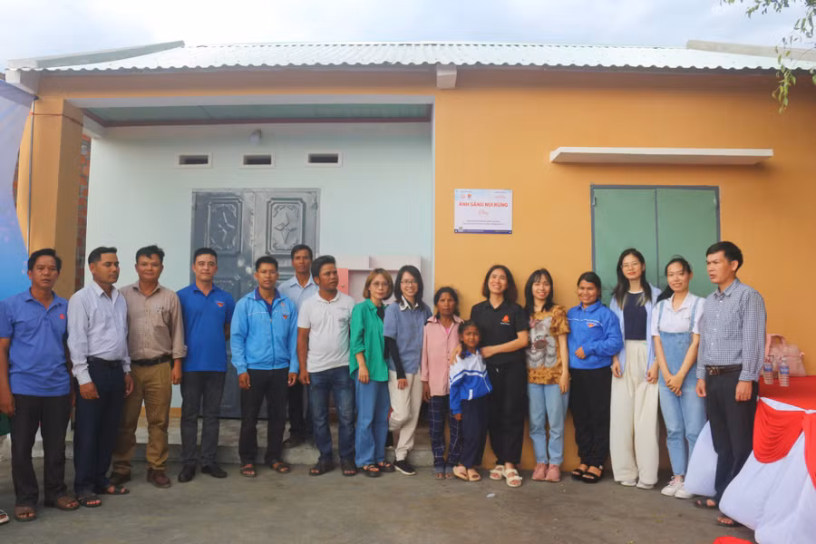 Huyện Đoàn Kbang phối hợp với Dự án "Sức mạnh 2000" khánh thành “Ngôi nhà hạnh phúc” cho gia đình em Đinh Thị Nga-học sinh lớp 3, Trường Tiểu học xã Kông Bờ La. Ảnh: Hà Duyệt