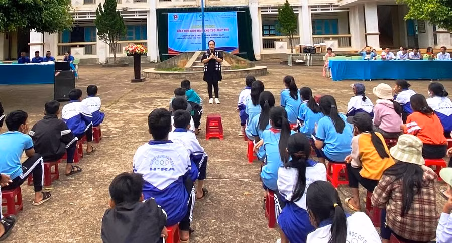 Quang cảnh buổi trang bị kỹ năng sống "Giáo dục giới tính cho tuổi dậy thì" tại Trường THCS Hà Ra. Ảnh H.T
