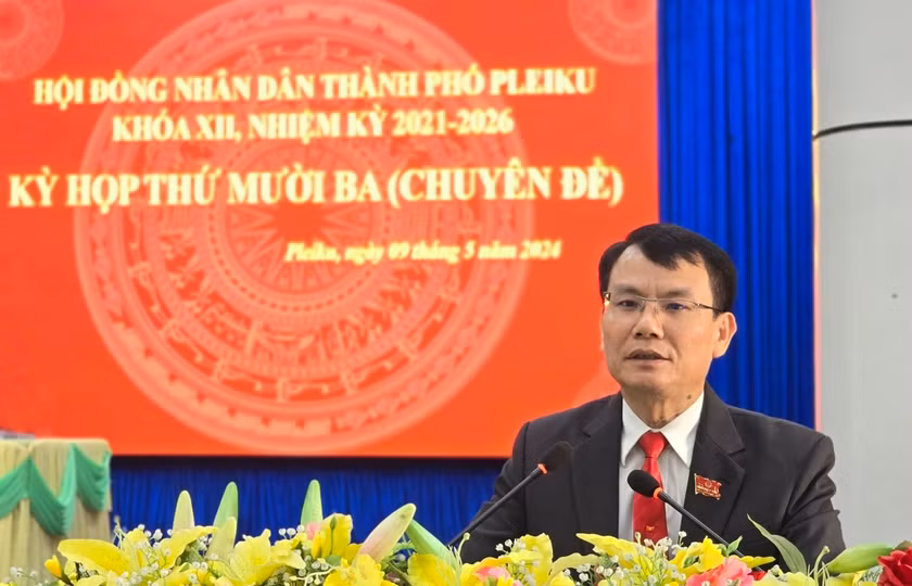 Ủy viên Ban Thường vụ Tỉnh ủy, Bí thư Thành ủy, Chủ tịch HĐND TP. Pleiku Trịnh Duy Thuân phát biểu tại kỳ họp. Ảnh: Phạm Ngọc