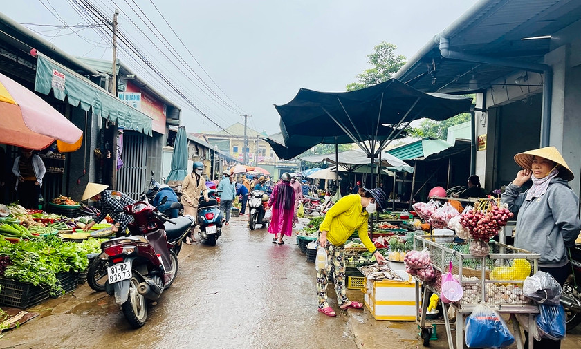 Chợ tự phát tại khu vực hẻm 376 Lê Duẩn luôn nhộn nhịp người mua bán bên cạnh chợ Thắng Lợi. Ảnh: V.T Chợ tự phát tại khu vực hẻm 376 Lê Duẩn luôn nhộn nhịp người mua bán bên cạnh chợ Thắng Lợi. Ảnh: V.T