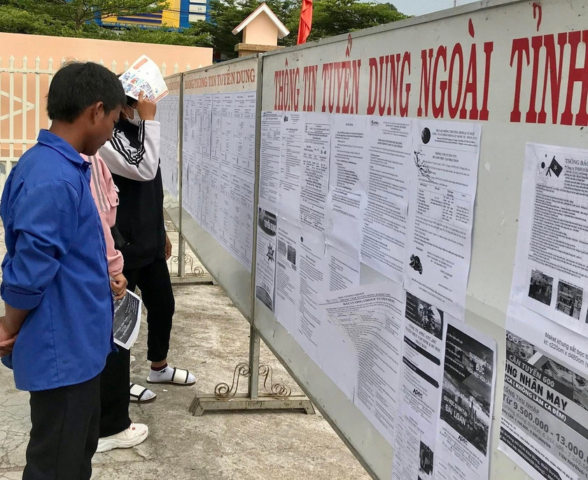 Người lao động xem thông tin tuyển dụng từ các doanh nghiệp, cơ sở kinh doanh trong tỉnh và nước ngoài. Ảnh: Mộc Trà