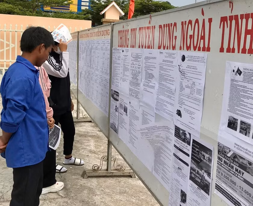 Người lao động xem thông tin tuyển dụng từ các doanh nghiệp, cơ sở kinh doanh trong tỉnh và nước ngoài. Ảnh: Mộc Trà