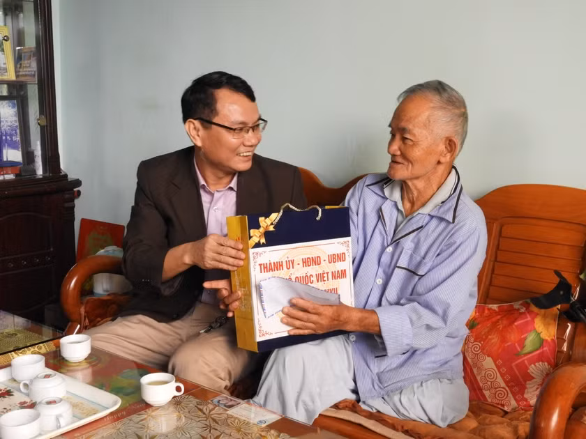 Bí thư Thành ủy Trịnh Duy Thuân (bên trái) thăm, tặng quà ông Lê Tranh là thương binh hạng 1/4 ở xã Trà Đa. Ảnh: Thanh Nhật