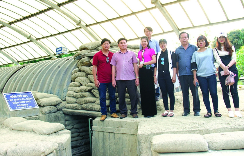 Cán bộ, viên chức Báo Gia Lai chụp ảnh lưu niệm tại Khu di tích chiến trường Điện Biên Phủ. Ảnh: Quang Tấn