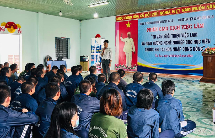 Doanh nghiệp tuyển dụng hướng dẫn cho học viên cách làm hồ sơ, thủ tục xin việc, vay vốn sau khi đã hoàn thành cai nghiện ma túy tại cơ sở. Ảnh: Đinh Yến