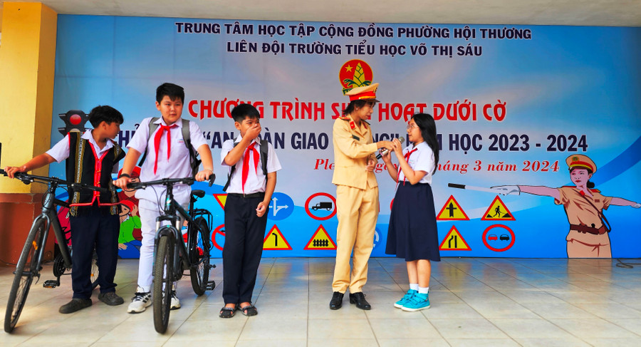 Tiết mục hoạt cảnh tuyên truyền về an toàn giao thông tại buổi sinh hoạt dưới cờ. Ảnh: Bá Bính