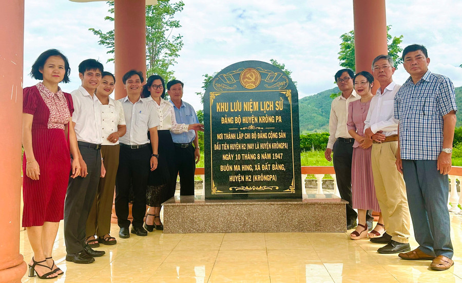 Đoàn giảng viên Khoa Xây dựng Đảng thăm Khu lưu niệm lịch sử Đảng bộ huyện Krông Pa tại xã Đất Bằng. Ảnh: Đình Phê Đoàn giảng viên Khoa Xây dựng Đảng thăm Khu lưu niệm lịch sử Đảng bộ huyện Krông Pa tại xã Đất Bằng. Ảnh: Đình Phê
