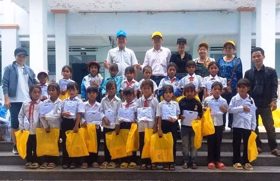 Đoàn công tác tặng quà cho học sinh nghèo, khó khăn tại Trường Tiểu học Chu Văn An, xã Ia Rbol, thị xã Ayun Pa. Ảnh: Hồng Ngọc
