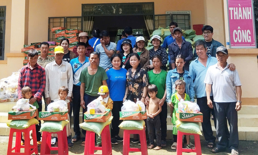 Đoàn công tác tặng quà cho người nghèo, trẻ em khó khăn xã Ayun, huyện Chư Sê. Ảnh: Hồng Ngọc Đoàn công tác tặng quà cho người nghèo, trẻ em khó khăn xã Ayun, huyện Chư Sê. Ảnh: Hồng Ngọc