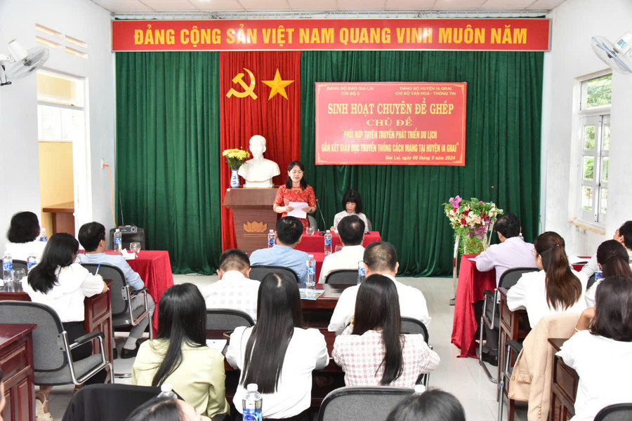 Quang cảnh buổi sinh hoạt chuyên đề ghép giữa Chi bộ 3 (Đảng bộ Báo Gia Lai) và Chi bộ Văn hóa-Thông tin (Đảng bộ huyện Ia Grai). Ảnh: Đ.T Quang cảnh buổi sinh hoạt chuyên đề ghép giữa Chi bộ 3 (Đảng bộ Báo Gia Lai) và Chi bộ Văn hóa-Thông tin (Đảng bộ huyện Ia Grai). Ảnh: Đ.T