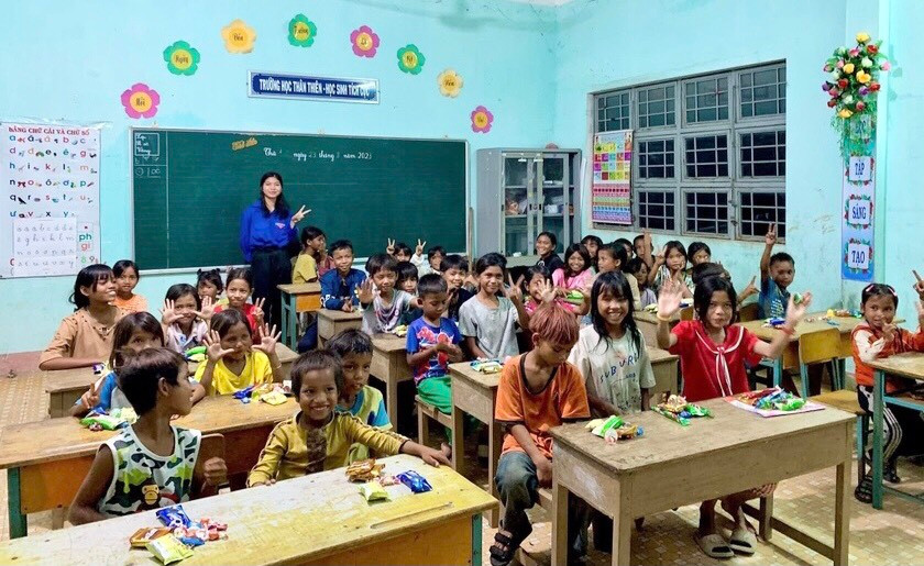 Lớp học tiếng Anh miễn phí của sinh viên Đinh Thị Đuôl tại xã Yang Trung (huyện Kông Chro) giúp thiếu nhi nâng cao kiến thức, kỹ năng giao tiếp. Ảnh: Minh Nhật