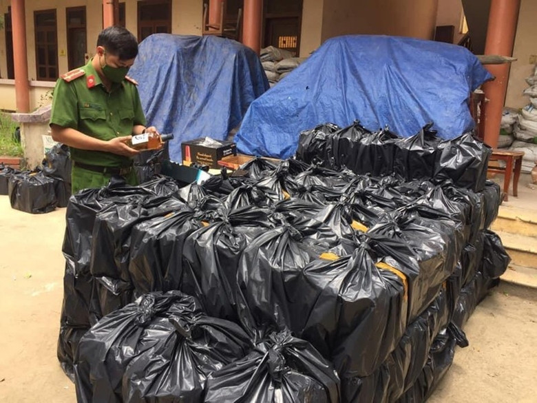 Lực lượng Công an xử lý sản phẩm rượu vi phạm nhãn mác hàng hóa. Ảnh nguồn internet Lực lượng Công an xử lý sản phẩm rượu vi phạm nhãn mác hàng hóa. Ảnh nguồn internet