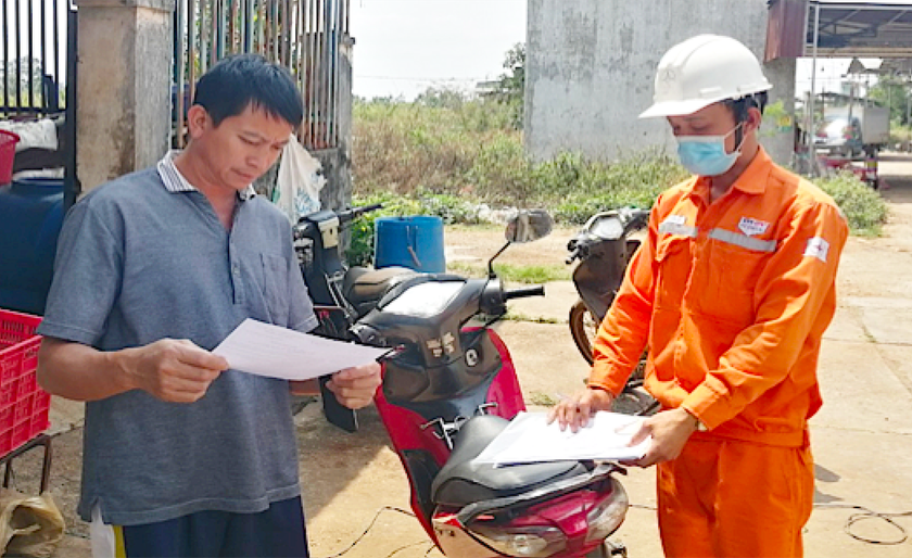 Nhân viên Công ty Điện lực Gia Lai tới từng hộ dân để tuyên truyền tiết kiệm điện. Ảnh: K.N