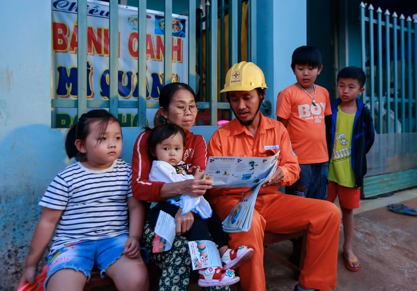 Nhân viên Công ty Điện lực Gia Lai phát tờ rơi tuyên truyền hưởng ứng Chiến dịch Giờ Trái đất. Ảnh: Hà Duy