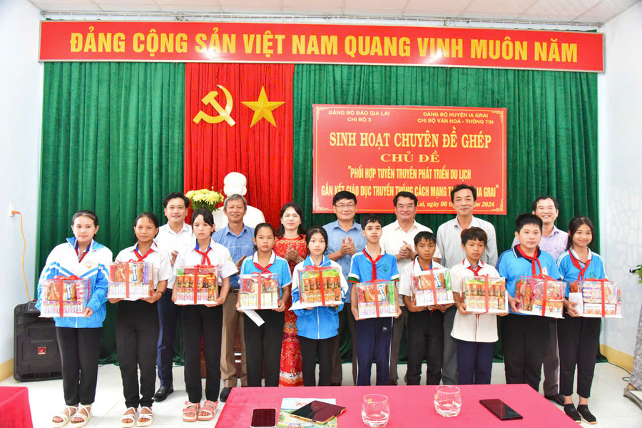 Chi bộ 3 (Đảng bộ Báo Gia Lai) phối hợp cùng Đảng bộ Ngân hàng Nhà nước-Chi nhánh tỉnh Gia Lai trao 30 suất quà cho các em học sinh nghèo vượt khó trên địa bàn huyện Ia Grai. Ảnh: Đ.T Chi bộ 3 (Đảng bộ Báo Gia Lai) phối hợp cùng Đảng bộ Ngân hàng Nhà nước-Chi nhánh tỉnh Gia Lai trao 30 suất quà cho các em học sinh nghèo vượt khó trên địa bàn huyện Ia Grai. Ảnh: Đ.T