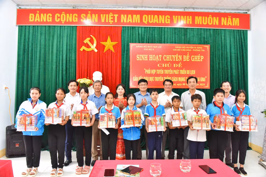 Chi bộ 3 (Đảng bộ Báo Gia Lai) phối hợp cùng Đảng bộ Ngân hàng Nhà nước-Chi nhánh tỉnh Gia Lai trao 30 suất quà cho các em học sinh nghèo vượt khó trên địa bàn huyện Ia Grai. Ảnh: Đ.T
