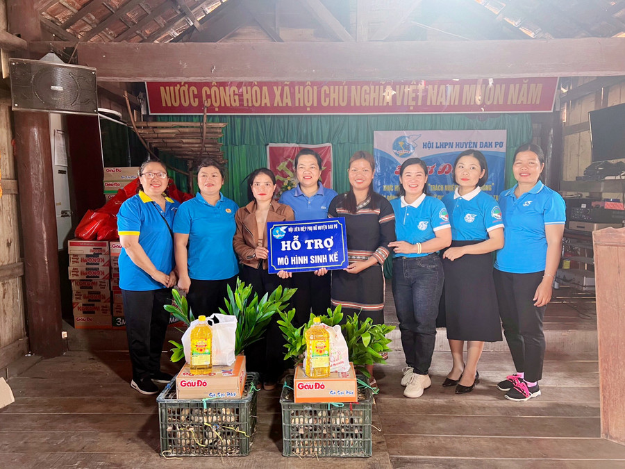 Hội LHPN huyện Đak Pơ trao mô hình sinh kế cho 2 hộ hội viên nghèo của làng Đê Chơ Gang, xã Phú An. Ảnh: Lan Anh