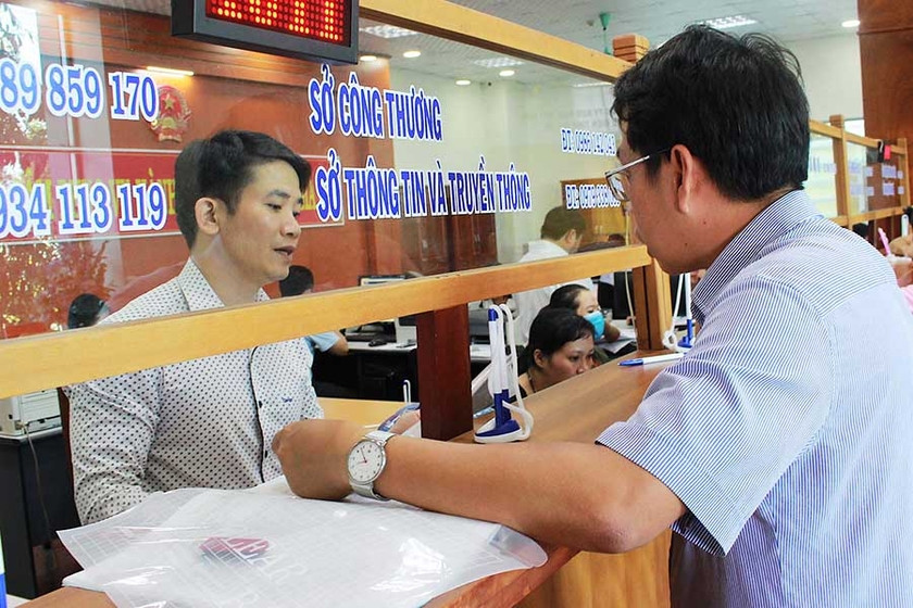 Người dân đến giao dịch tại Trung tâm Phục vụ hành chính công tỉnh. Ảnh tư liệu Người dân đến giao dịch tại Trung tâm Phục vụ hành chính công tỉnh. Ảnh tư liệu