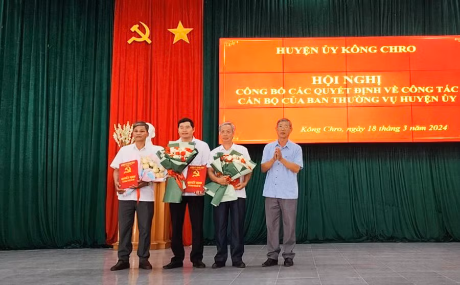 Bí thư Huyện ủy, Chủ tịch HĐND huyện Kông Chro Phan Văn Trung (bìa phải) trao quyết định, tặng hoa chúc mừng các cá nhân được điều động, bổ nhiệm, phân công đảm nhận trọng trách mới. Ảnh: CTV
