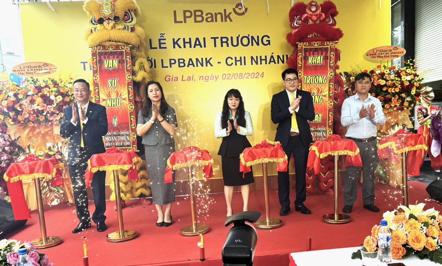 Các đại biểu cắt băng khánh thành trụ sở mới Ngân hàng Thương mại cổ phần Lộc Phát Việt Nam chi nhánh Gia Lai. Ảnh: Hà Thành