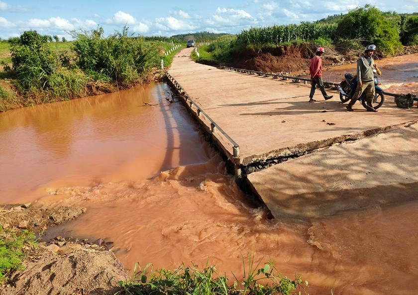 Vị trí hư hỏng trên tuyến đường giao thông nội đồng vào cánh đồng Plei Thơ Ga (xã Chư Don, huyện Chư Pưh). Ảnh: L.K