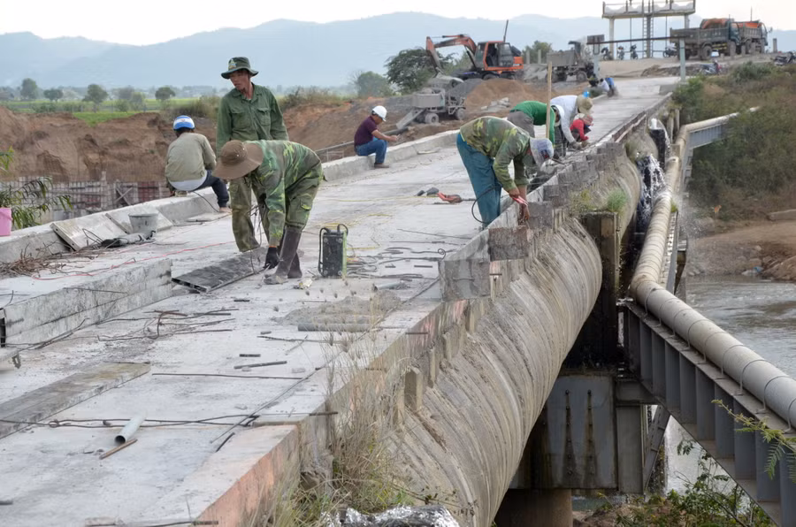 Tu sửa cống xi phông dẫn nước tưới qua sông Ayun (xã Ia Sol, huyện Phú Thiện). Ảnh: Trần Đức Tu sửa cống xi phông dẫn nước tưới qua sông Ayun (xã Ia Sol, huyện Phú Thiện). Ảnh: Trần Đức