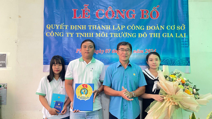 Chủ tịch LĐLĐ TP. Pleiku Đỗ Xuân Quý chúc mừng Ban Chấp hành CĐCS Công ty TNHH Môi trường Đô thị Gia Lai. Ảnh: Bá Bính Chủ tịch LĐLĐ TP. Pleiku Đỗ Xuân Quý chúc mừng Ban Chấp hành CĐCS Công ty TNHH Môi trường Đô thị Gia Lai. Ảnh: Bá Bính
