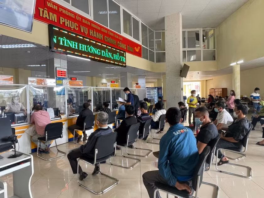 Người dân đến nộp hồ sơ thủ tục hành chính tại Trung tâm Phục vụ hành chính công tỉnh. Ảnh minh họa: Phương Vi