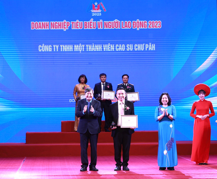 Lãnh đạo Công ty TNHH một thành viên Cao su Chư Păh nhận giải thưởng “Doanh nghiệp tiêu biểu vì người lao động” năm 2023. Ảnh: H.T