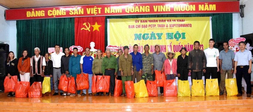 Lãnh đạo xã Ia Khai và doanh nghiệp đứng chân trên địa bàn tặng quà cho các điển hình tiên tiến trong phong trào toàn dân bảo vệ an ninh Tổ quốc. Ảnh: Mai Lương