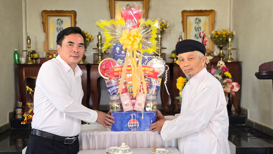 Ông Nguyễn Hữu Sung (bìa trái)-Phó Chủ tịch UBND TP. Pleiku thăm, chúc mừng họ đạo Cao đài Nguyên Bình (phường Ia Kring). Ảnh: Bá Bính Ông Nguyễn Hữu Sung (bìa trái)-Phó Chủ tịch UBND TP. Pleiku thăm, chúc mừng họ đạo Cao đài Nguyên Bình (phường Ia Kring). Ảnh: Bá Bính