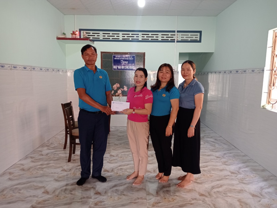 Đại diện Liên đoàn Lao động huyện Krông Pa bàn giao căn nhà cho đoàn viên Nguyễn Thị Ngọc Hồng. Ảnh: Nguyễn Chi Đại diện Liên đoàn Lao động huyện Krông Pa bàn giao căn nhà cho đoàn viên Nguyễn Thị Ngọc Hồng. Ảnh: Nguyễn Chi