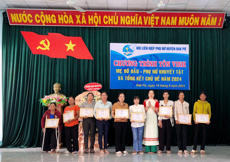 Hội LHPN huyện cho 9 phụ nữ khuyết tật tiêu biểu năm 2024. Ảnh: Lan Anh