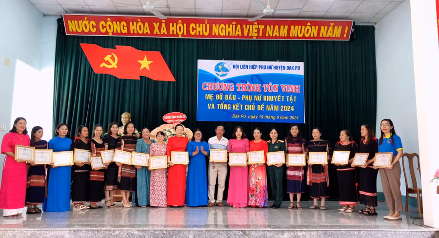 Hội LHPN huyện Đak Pơ tặng giấy khen 20 "Mẹ đỡ đầu" có nhiều thành tích tiêu biểu trong triển khai thực hiện chương trình mẹ đỡ đầu năm 2024. Ảnh: Lan Anh