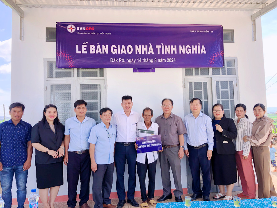 Đại diện các đơn vị tại lễ bàn giao nhà tình nghĩa cho gia đình ông Đinh Rếch (làng Bung Bang Hven). Ảnh: Lan Anh