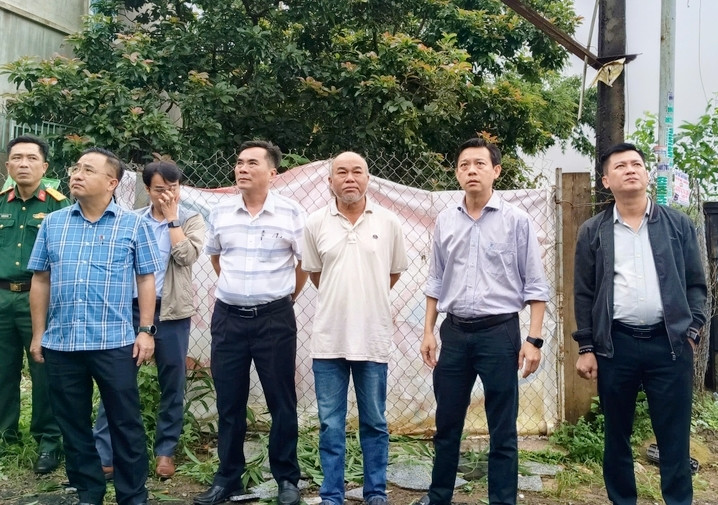 Ông Đỗ Việt Hưng-Chủ tịch UBND TP. Pleiku (thứ 2 từ phải sang) cùng lãnh đạo các ngành chuyên môn kiểm thực tế khu vực sạt lở tại tổ 2, phường Hoa Lư. Ảnh: Đồng Lai Ông Đỗ Việt Hưng-Chủ tịch UBND TP. Pleiku (thứ 2 từ phải sang) cùng lãnh đạo các ngành chuyên môn kiểm thực tế khu vực sạt lở tại tổ 2, phường Hoa Lư. Ảnh: Đồng Lai
