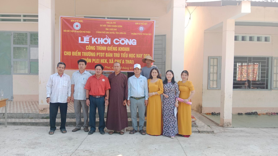 Các đại biểu tham gia lễ khởi công giếng khoan cho điểm trường tiểu học thôn Plei Hek, xã Chư A Thai. Ảnh: Hồng Ngọc Các đại biểu tham gia lễ khởi công giếng khoan cho điểm trường tiểu học thôn Plei Hek, xã Chư A Thai. Ảnh: Hồng Ngọc