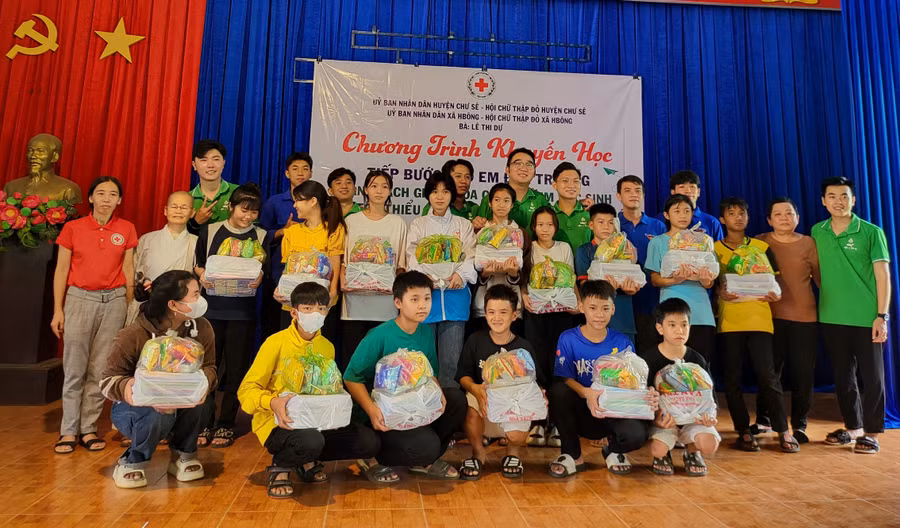 Đoàn công tác tặng quà cho học sinh khó khăn xã Hbông, huyện Chư Sê. Ảnh: H.N