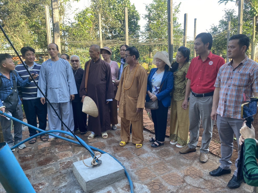 Đoàn công tác nghiệm thu và bàn giao giếng khoan cho Trường Mẫu giáo Hoa Lan, xã Chư Pơng, huyện Chư Sê. Ảnh: H.N Đoàn công tác nghiệm thu và bàn giao giếng khoan cho Trường Mẫu giáo Hoa Lan, xã Chư Pơng, huyện Chư Sê. Ảnh: H.N